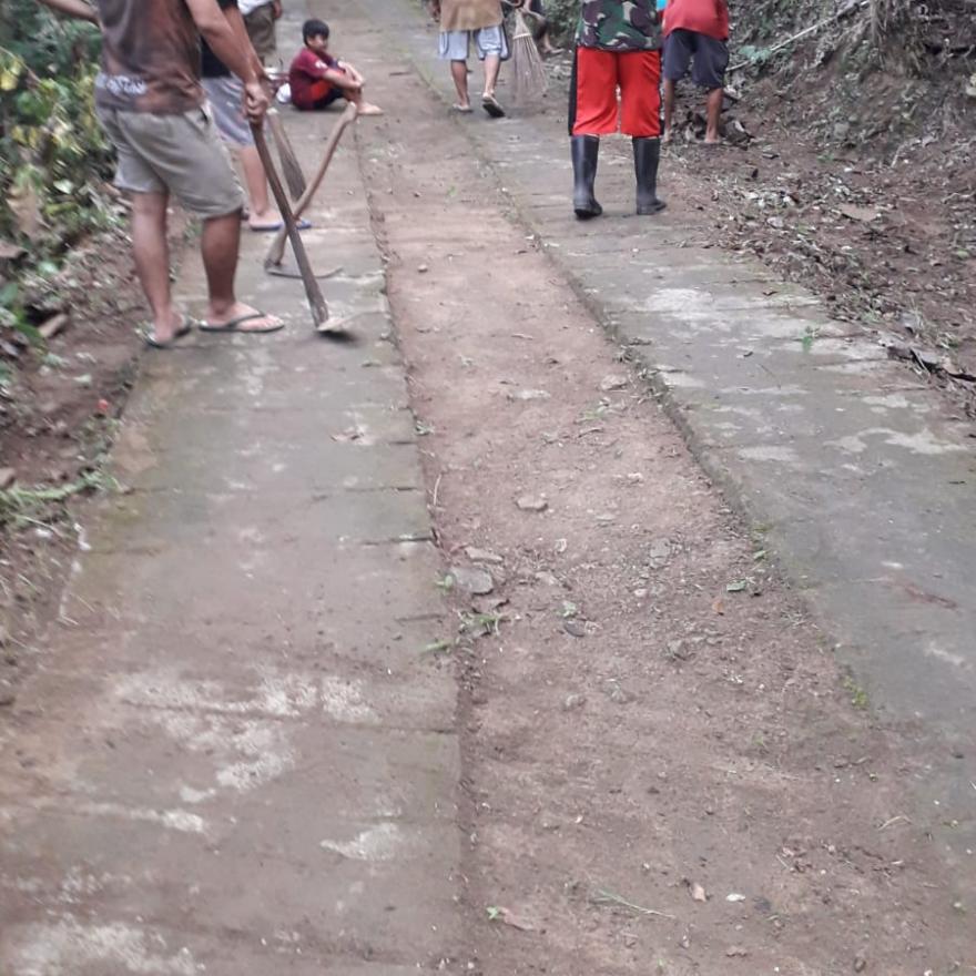 Warga RT 51 Padukuhan Sangkrek Kerja Bakti Bersihkan Jalan Corblok